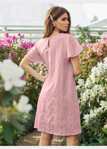 Розовое платье до колена из прошвы розового цвета Dressa