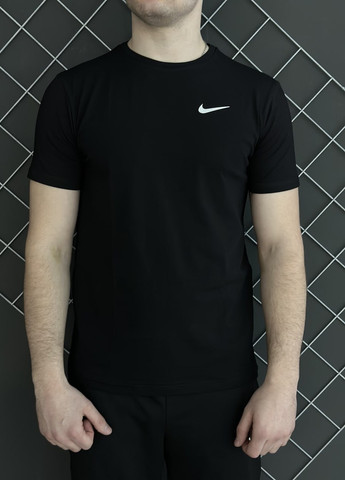 Чорна футболка бавовняна з лого nike Vakko