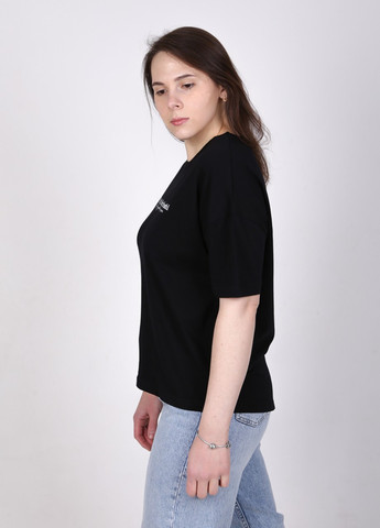 Чорна літня футболка жіноча чорна з написом асиметрія з коротким рукавом Whitney Прямая
