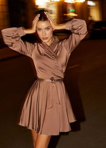 Коричнева коктейльна шовкова сукня на запах кольору капучино Gepur однотонна