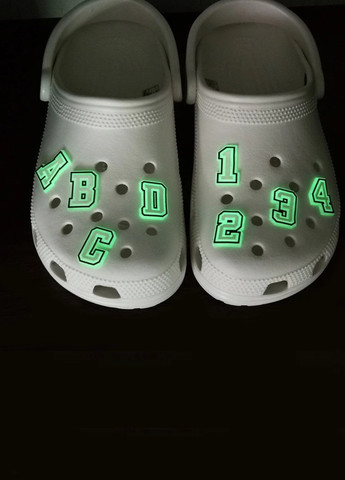 Джибітси для Цифра 4 Світиться у темряві Crocs JIBBITZ (258471725)