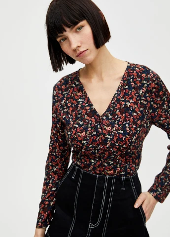 Чорна блуза в квітковий принт Pull&Bear