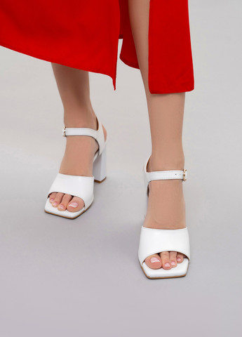 Белые босоножки на каблуке ISSA PLUS с ремешком с пряжкой