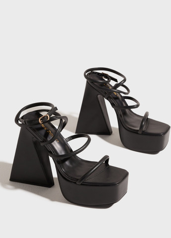 Черные босоножки c массивным каблуком Public Desire