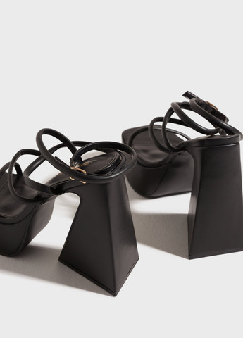 Черные босоножки c массивным каблуком Public Desire