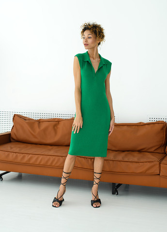 Зелена трикотажна сукня - з коміром «поло» SVTR