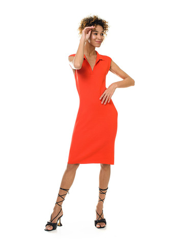 Коралловое трикотажное платье – с воротником «поло» SVTR