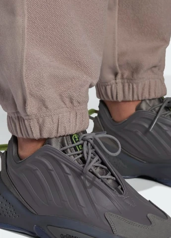 Бежевые спортивные брюки adidas