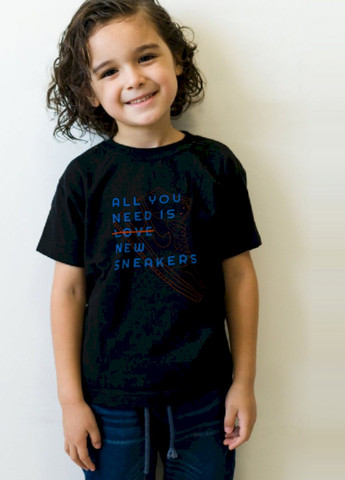 Чорна демісезонна футболка дитяча чорна " нові кроссівки" YAPPI