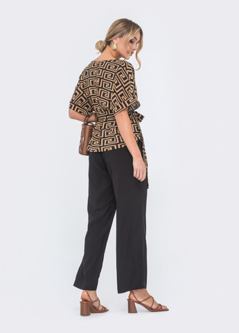 брючный костюм с коричневой принтованной блузкой Dressa (259261944)