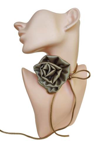 Трендовий чокер троянда темно оливкового кольору на шнурку, квітка чокер, прикраса на шию з трояндою Ksenija Vitali (259318161)