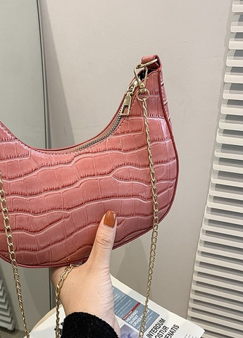 Жіноча маленька сумка рептилія багет крокодиляча шкіра з золотим ланцюжком рожева No Brand (259474660)