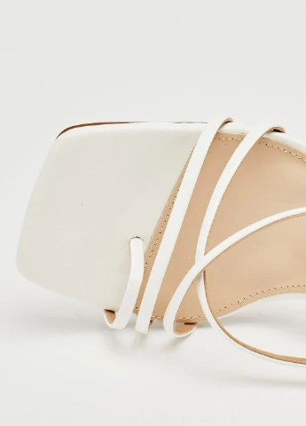 Белые боссоножки из эко кожи со шнуровкой Nasty Gal