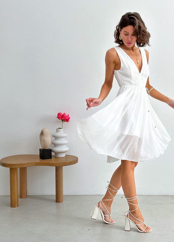 Белое коктейльное шифоновое платье с глубоким декольте клеш, с открытой спиной, а-силуэт Finders Keepers однотонное