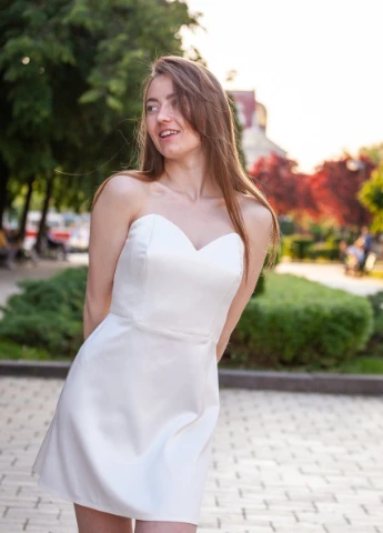 Молочное вечернее платье а-силуэт, бэби долл WINN однотонное