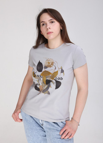 Серая всесезон футболка женская серая приталенная с цветами с коротким рукавом JEANSclub Приталенная