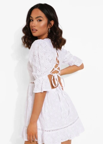 Білий сукня Boohoo