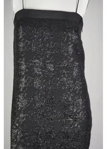 Чорна вечірня сукня з відкритими плечима Iris & Ink з абстрактним візерунком