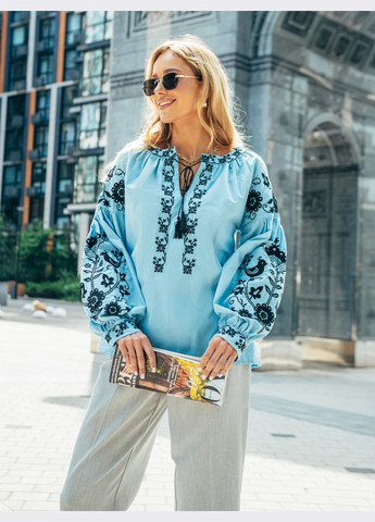 Голубая голубая блузка свободного кроя с контрастной вышивкой Dressa