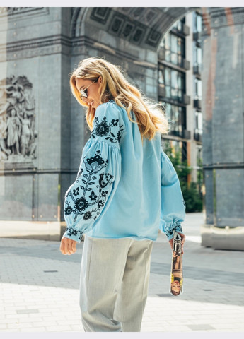 Голубая голубая блузка свободного кроя с контрастной вышивкой Dressa