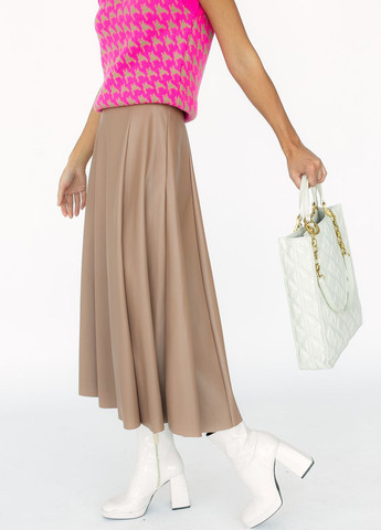 Светло-коричневая юбка миди расклешенного фасона из кожзама Fame