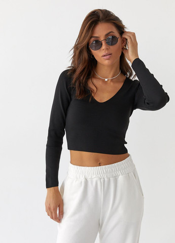 Чорний короткий лонгслів з v-подібним вирізом чорний колір Hot Fashion