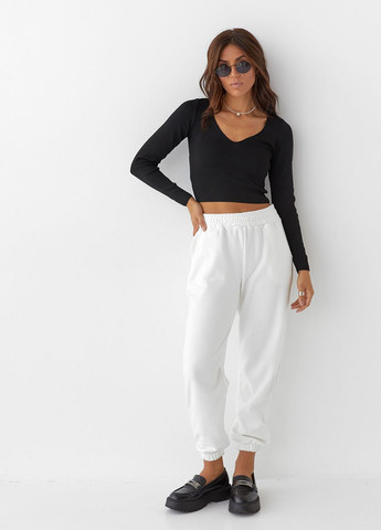 Чорний короткий лонгслів з v-подібним вирізом чорний колір Hot Fashion