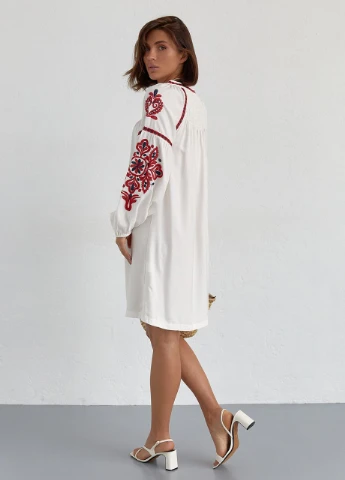 Молочна коротка сукня-вишиванка з візерунками на рукавах Lurex