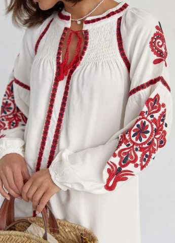 Молочна коротка сукня-вишиванка з візерунками на рукавах Lurex