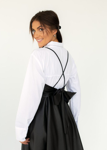 Черное сарафан из кожзама на тонких бретелях с клешной юбкой Fame