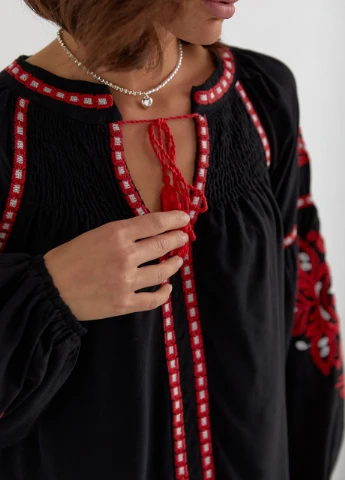 Чорна коротка сукня-вишиванка з візерунками на рукавах Lurex