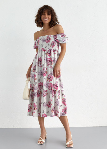 Розовое летнее платье в цветочный узор с открытыми плечами Lurex