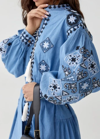 Синя коротка сукня-вишиванка під пояс Lurex