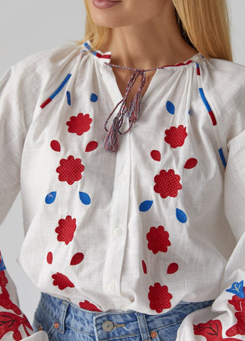 Жіноча вишиванка на ґудзиках з квітковою вишивкою гладдю Lurex (260214122)