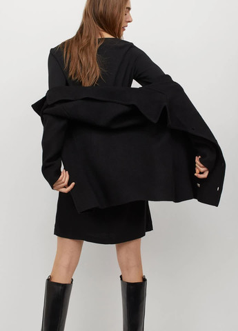 Черное кэжуал платье с поясом H&M однотонное