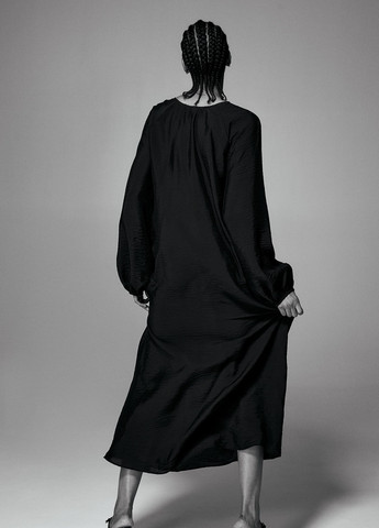 Черное кэжуал платье H&M однотонное