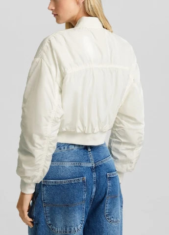 Молочная демисезонная куртка Bershka