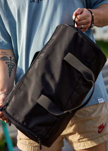 Дорожня сумка бочка mini черная с карманом для обуви No Brand сумка day s (261326428)