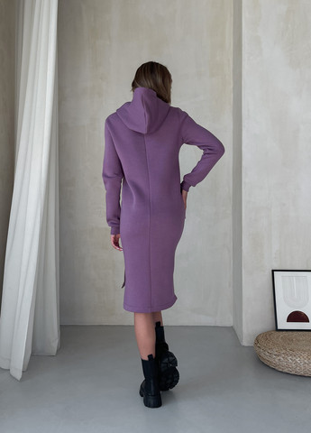 Фіолетова спортивна тепла зимова плаття-худі на флісі нижче коліна фіолетовий 700001005 сукня-худі, оверсайз, а-силует, сукня-водолазка, футляр, кльош, дзвін, сукня-світшот, поло, сукня светр Merlini однотонна