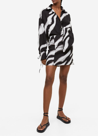 Черная кэжуал с рисунком юбка H&M