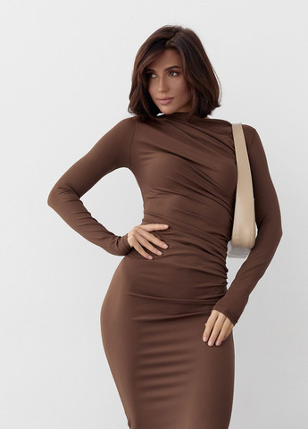 Коричнева вечірня силуетна сукня з драпіруванням - коричневий Lurex