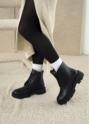 Зимние черные женские ботинки на низком ходу Villomi со шнуровкой
