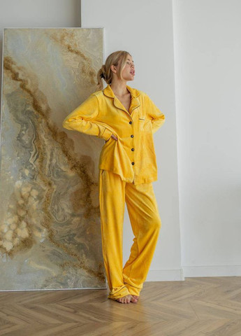 Желтая женская пижама велюр jeny на пуговицах цвет желтый р.l 443801 New Trend
