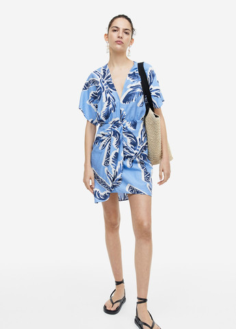 Світло-блакитна повсякденний сукня з v-подібним вирізом на запах H&M з квітковим принтом
