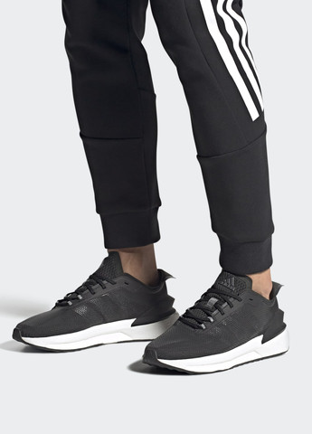 Чорні всесезонні кросівки avryn adidas