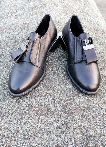 Стильные и неординарные туфли из натуральной кожи INNOE на низком каблуке