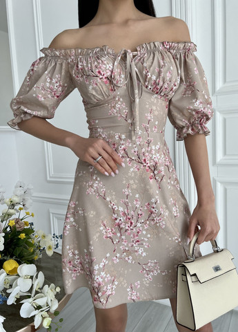 Бежевое кэжуал платье Larionoff с цветочным принтом