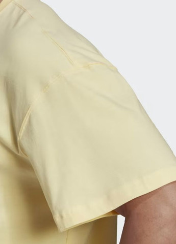 Желтая мужская футболка essentials feelvivid (hk2854). оригинал с коротким рукавом adidas