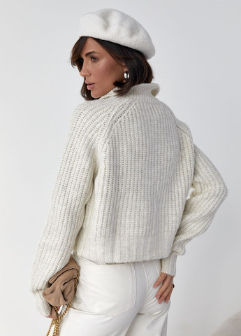 Молочний зимовий жіночий в'язаний светр oversize з коміром на блискавці - молочний Lurex