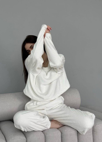 Молочна жіноча піжама плюшевий велюр No Brand